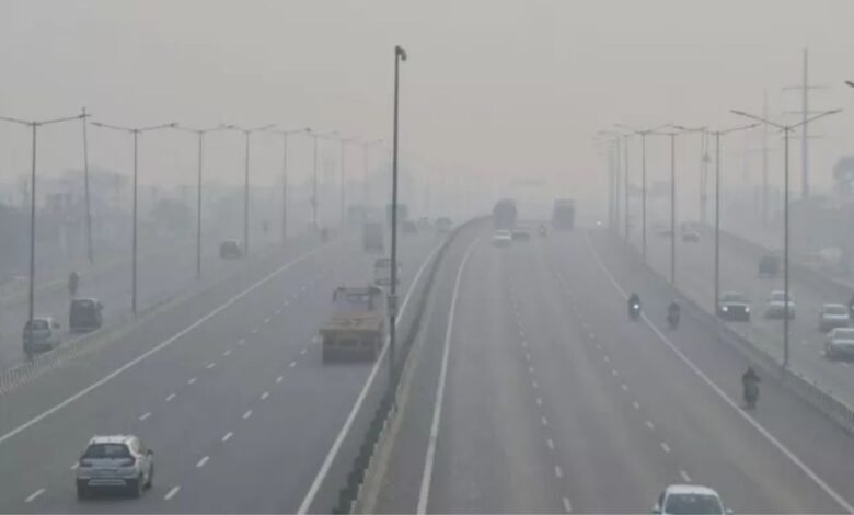 Ghaziabad Weather: गाज़ियाबाद में तापमान 6.8 डिग्री ठंड और भारी कोहरे के साथ AQI 460 पहुंचा खतरनाक लाल जोन में